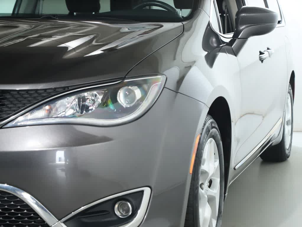 Used 2017 Chrysler Pacifica Touring-L Plus w/ Tire & Wheel Group FWD image 4