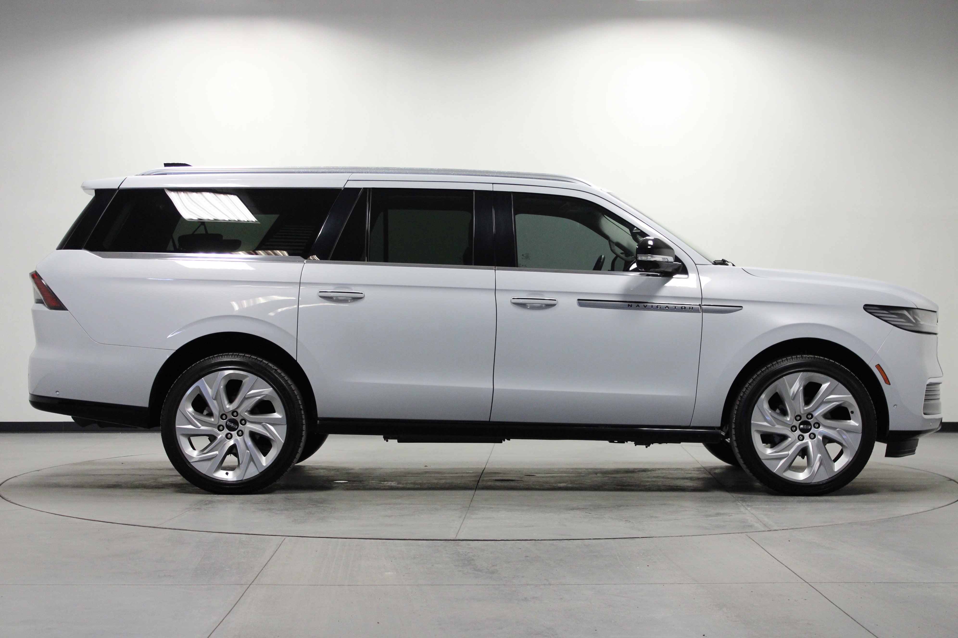 Used 2025 Lincoln Navigator L Reserve image 3