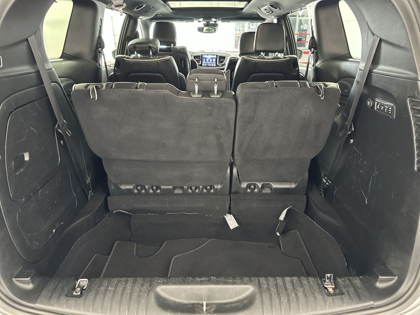 Used 2019 Chrysler Pacifica Limited w/ Advanced Safetytec Group FWD image 27