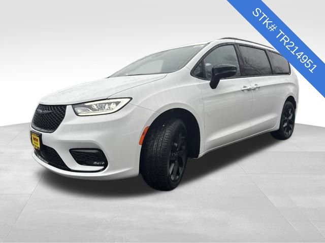 New 2026 Chrysler Pacifica Limited w/ S Appearance Package image 3