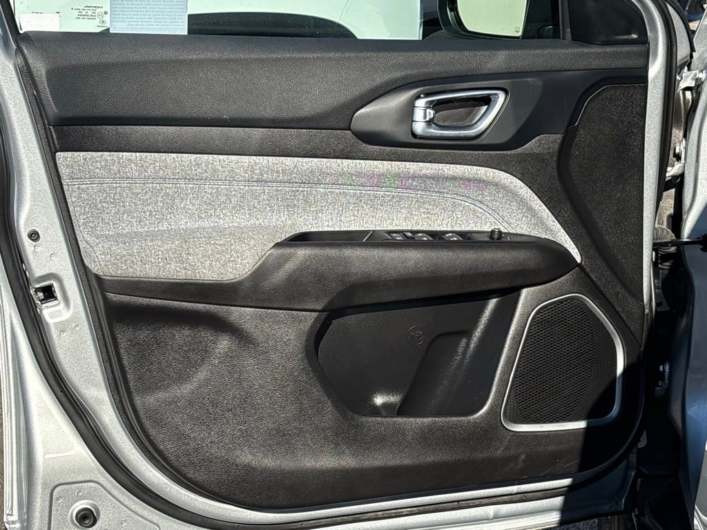 Used 2025 Jeep Compass Sport image 11