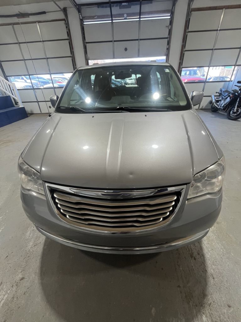Used 2013 Chrysler Town & Country Touring FWD image 3