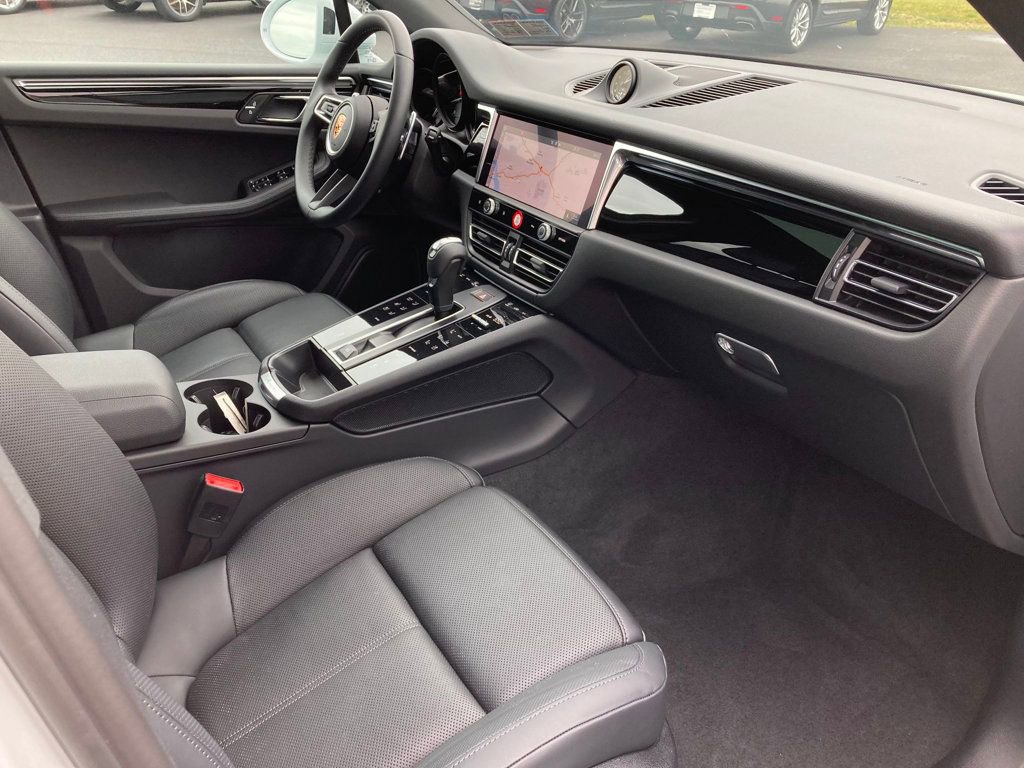 Used 2024 Porsche Macan image 29