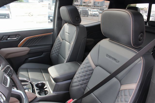 New 2026 GMC Canyon Denali w/ LPO, Denali Black Edition image 2