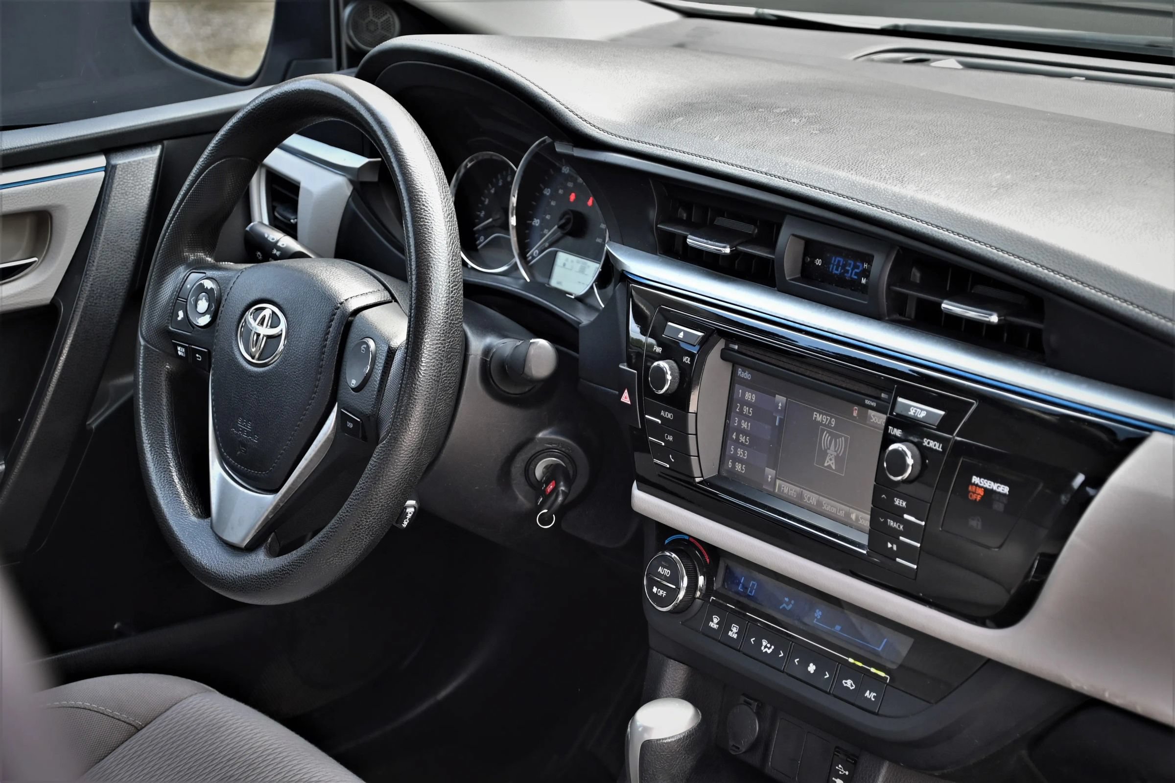 Used 2015 Toyota Corolla LE FWD image 11