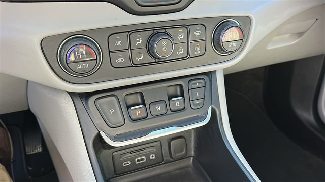 Used 2020 GMC Terrain SLE w/ Driver Convenience Package image 16