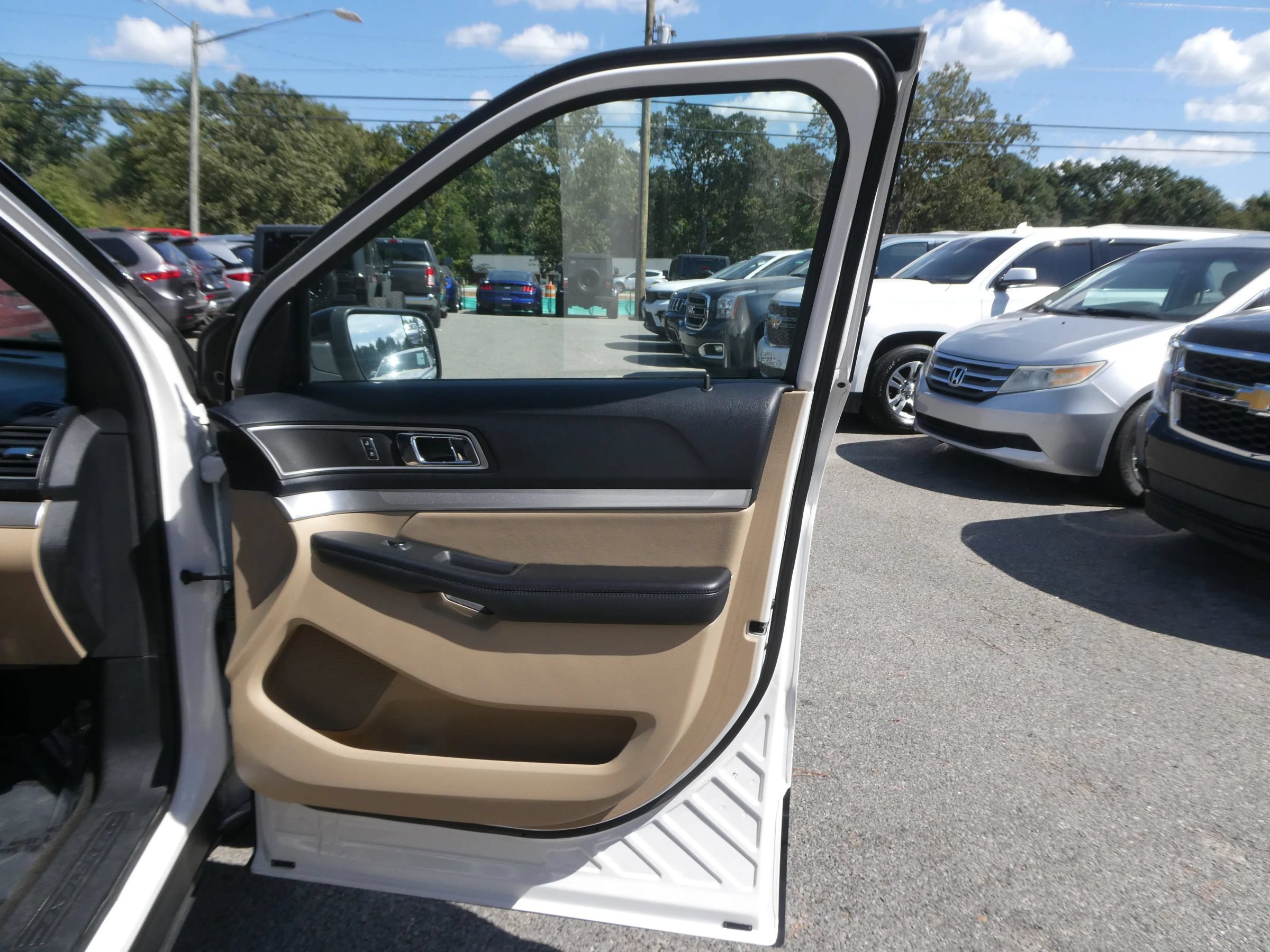 Used 2016 Ford Explorer XLT w/ Equipment Group 202A AWD/4WD image 23