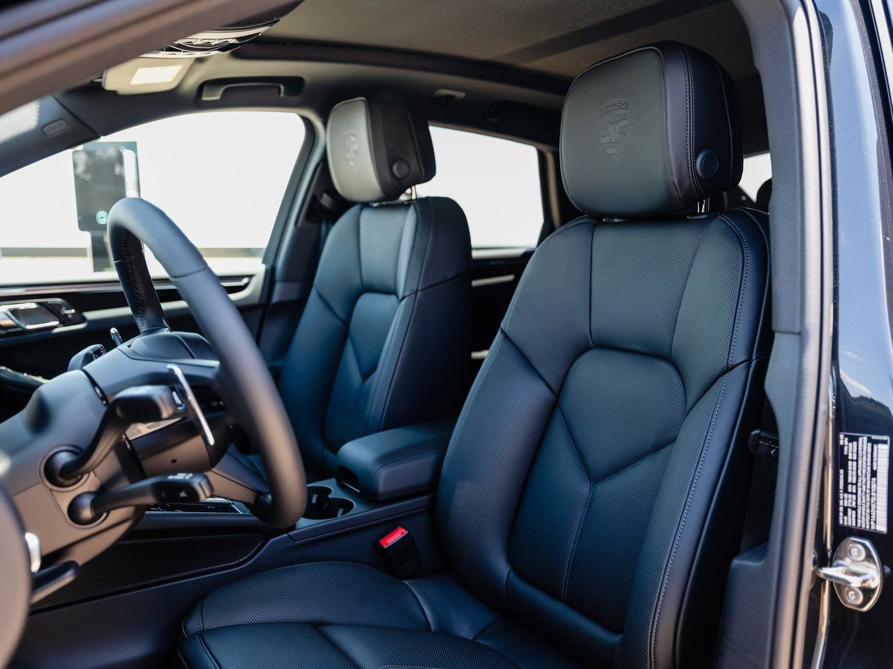 Certified 2025 Porsche Macan AWD/4WD image 5