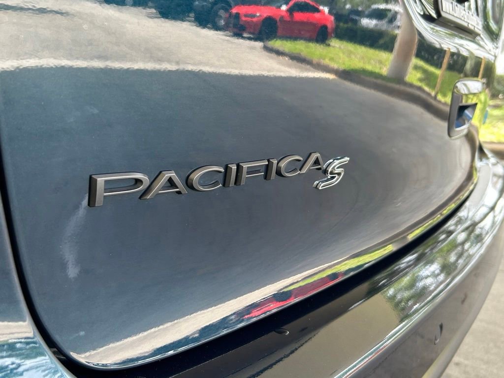 Used 2022 Chrysler Pacifica Limited w/ Uconnect Theater Family Group FWD image 21