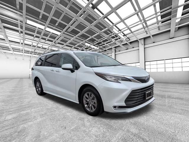 Certified 2023 Toyota Sienna XLE FWD image 1