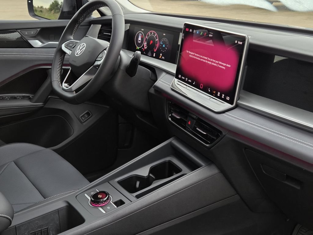 Used 2025 Volkswagen Tiguan SE FWD image 33