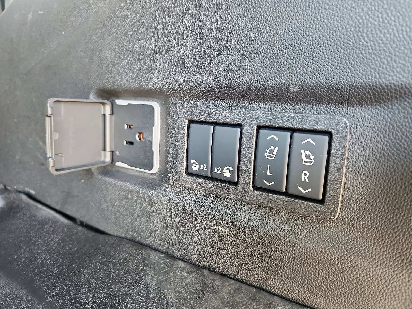 Used 2025 Chevrolet Suburban Premier image 37