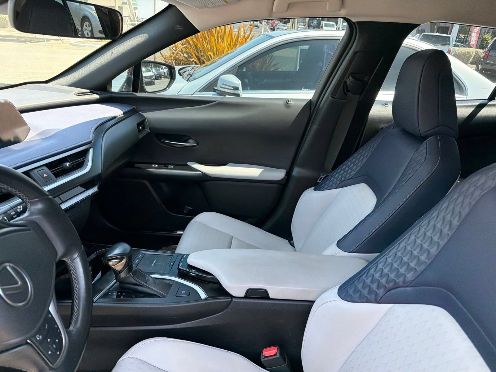 Used 2022 Lexus UX 200 w/ Accessory Package (Z2) FWD image 5