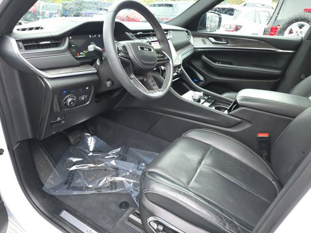 Used 2023 Jeep Grand Cherokee Overland w/ Luxury Tech Group IV AWD/4WD image 2