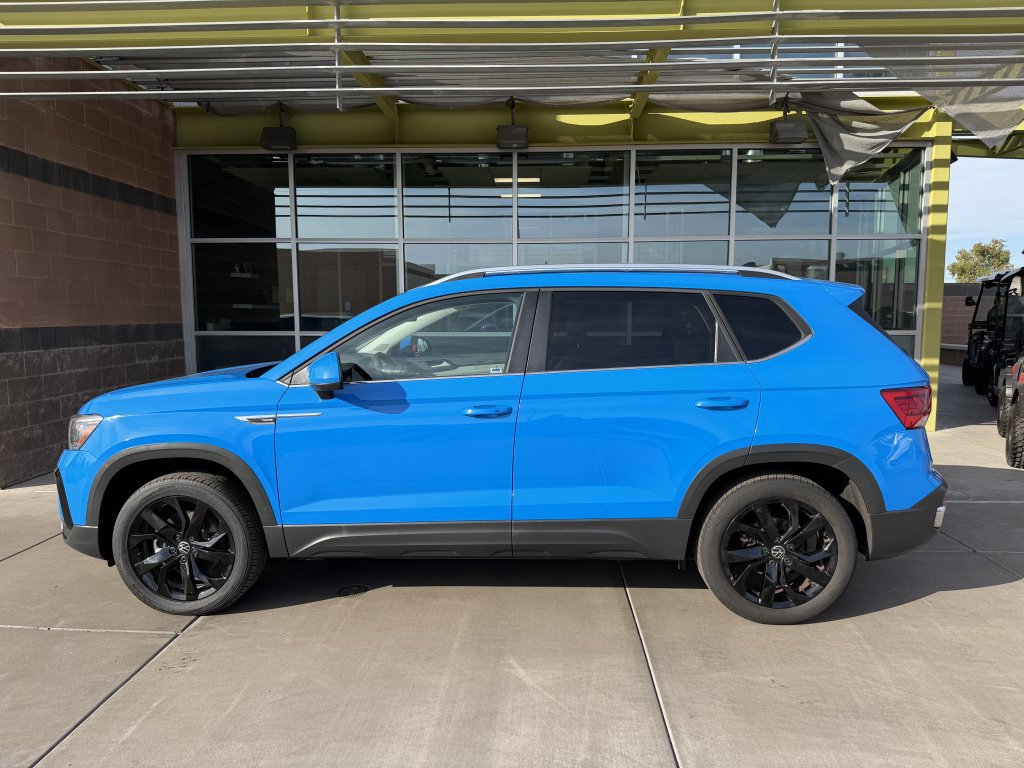 Used 2022 Volkswagen Taos SE w/ Panoramic Sunroof Package AWD/4WD image 7