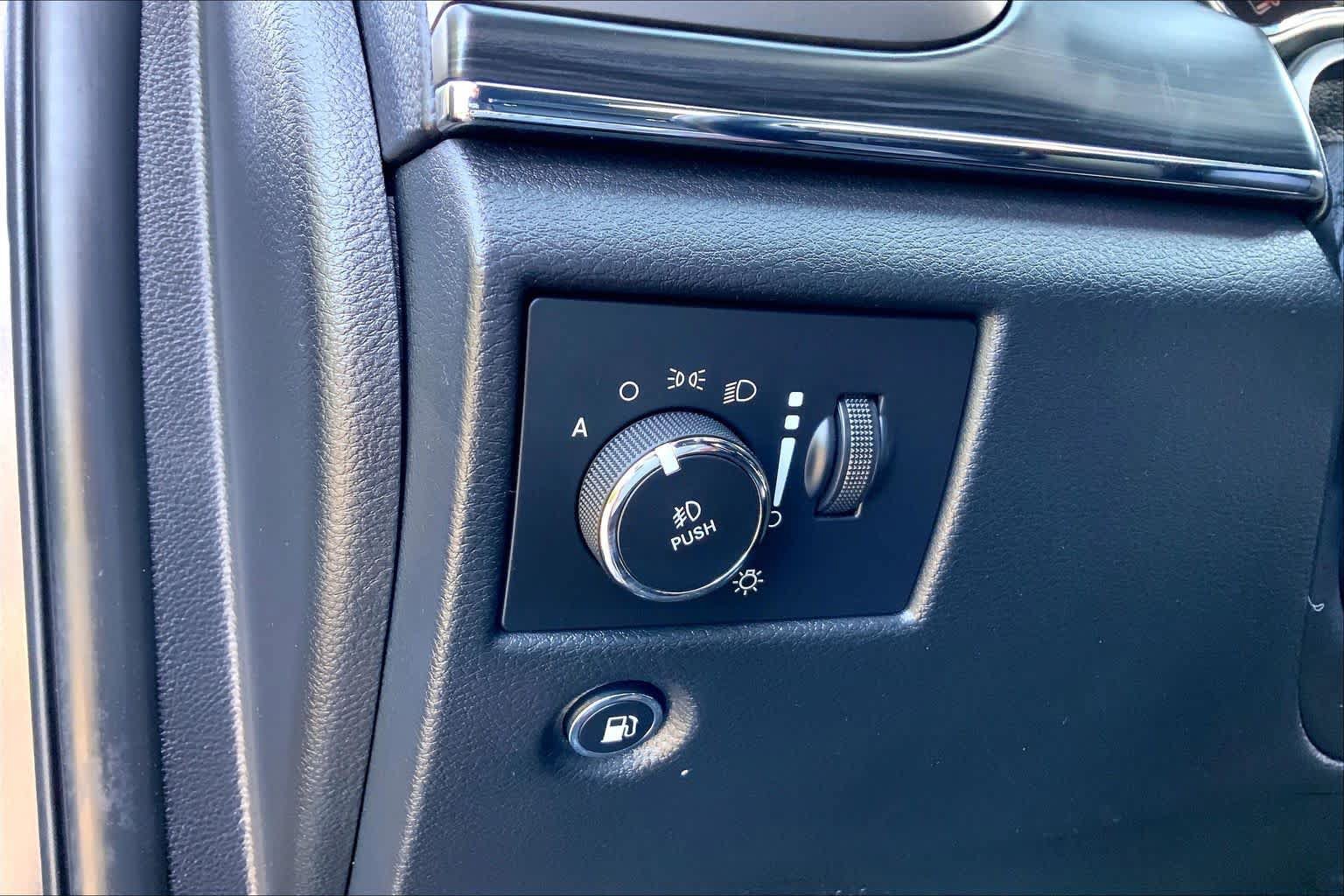 Used 2019 Jeep Grand Cherokee Limited AWD/4WD image 36