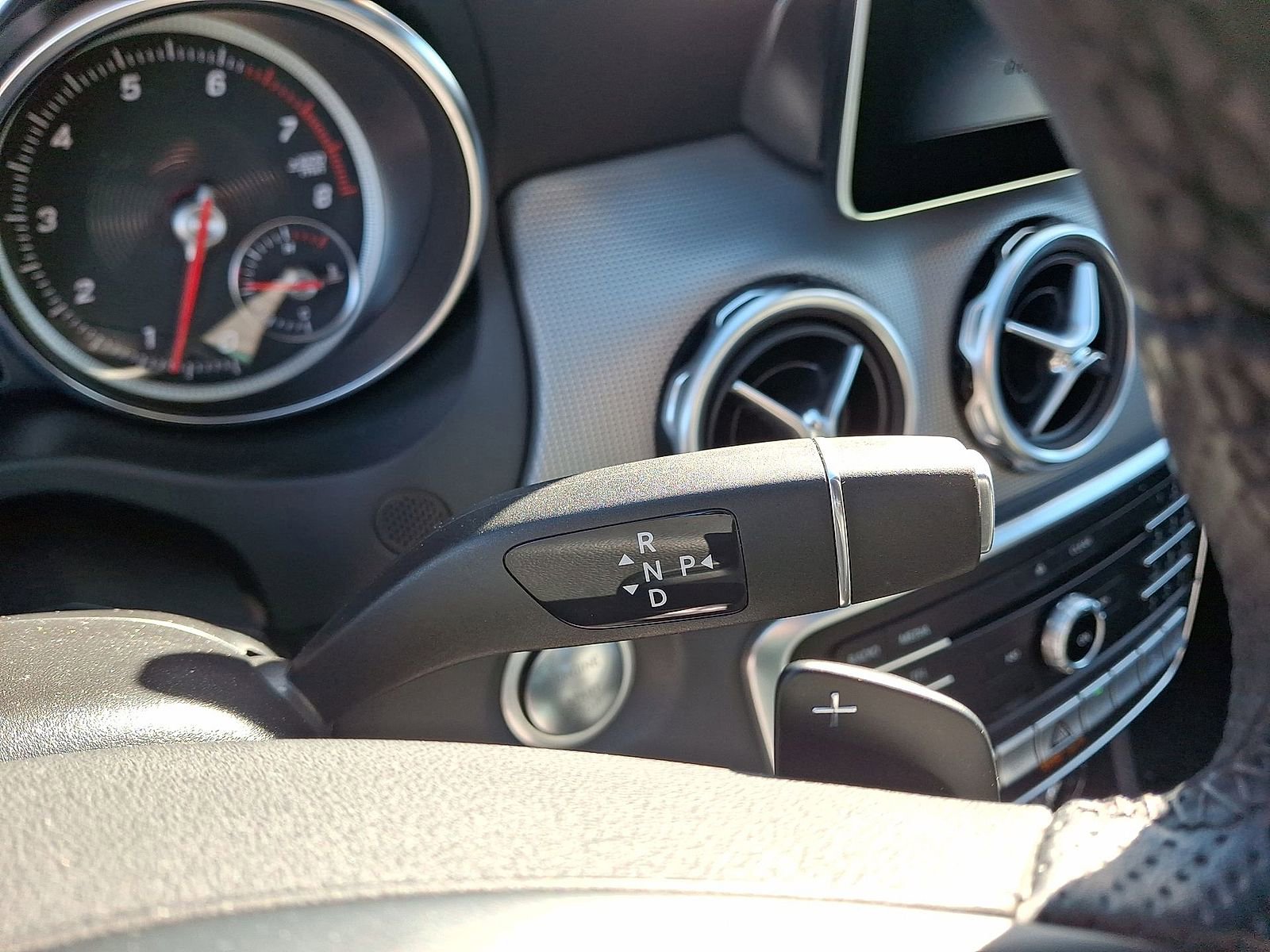 Used 2020 Mercedes-Benz GLA 250 4MATIC w/ Premium Package image 18