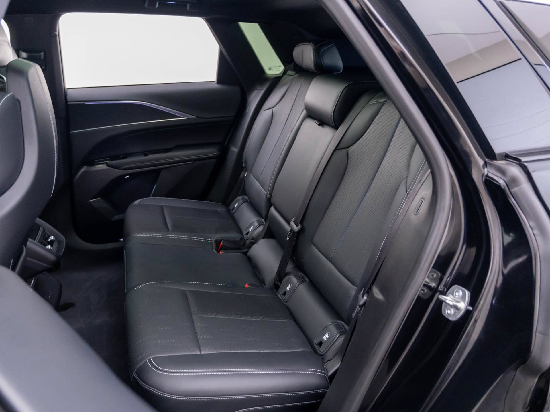 Certified 2024 Cadillac Lyriq Luxury w/ LPO, Floor Liner Package AWD/4WD image 18