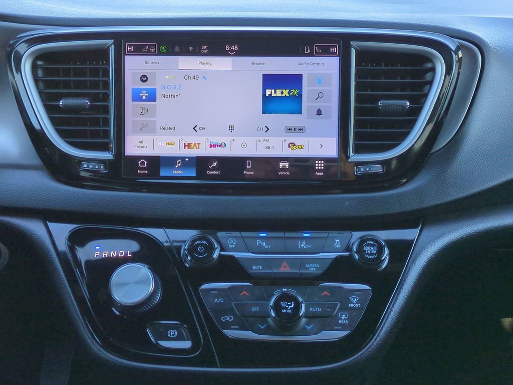 Used 2025 Chrysler Pacifica Select image 19