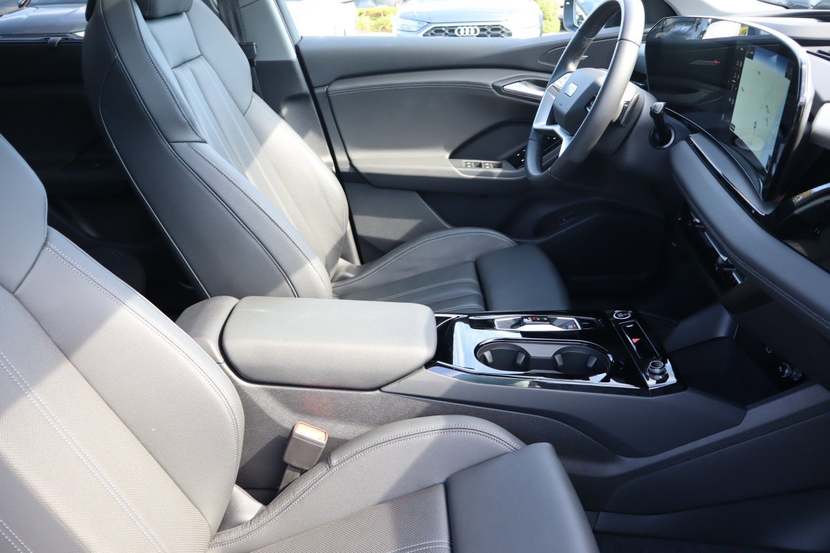 Used 2025 Audi Q6 e-tron Premium Plus image 13