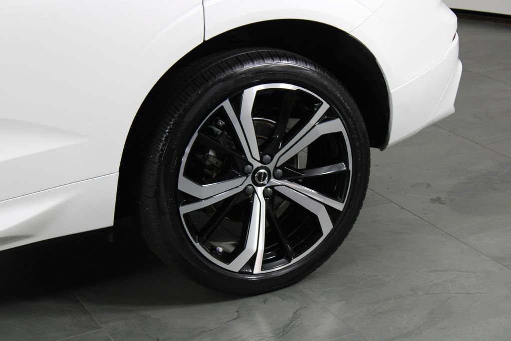 Used 2022 Volvo XC60 B5 R-Design w/ Protection Package Premier FWD image 13