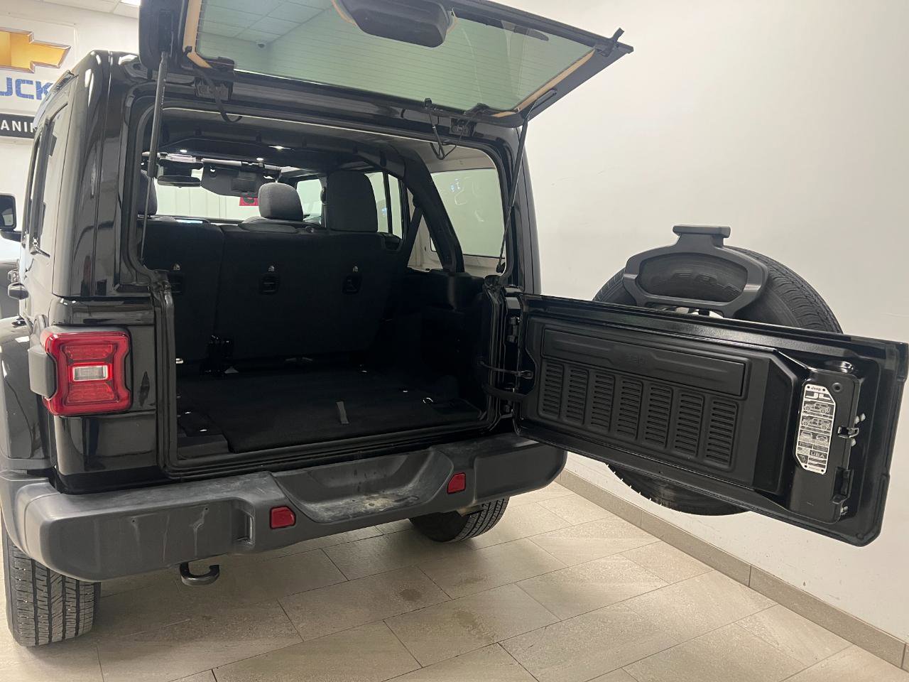 Used 2025 Jeep Wrangler Unlimited Sahara image 19