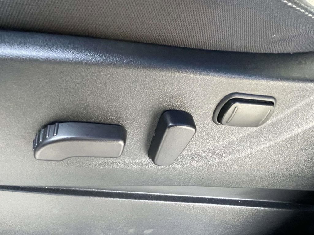 Used 2025 Nissan Frontier SV w/ SV Convenience Package image 14