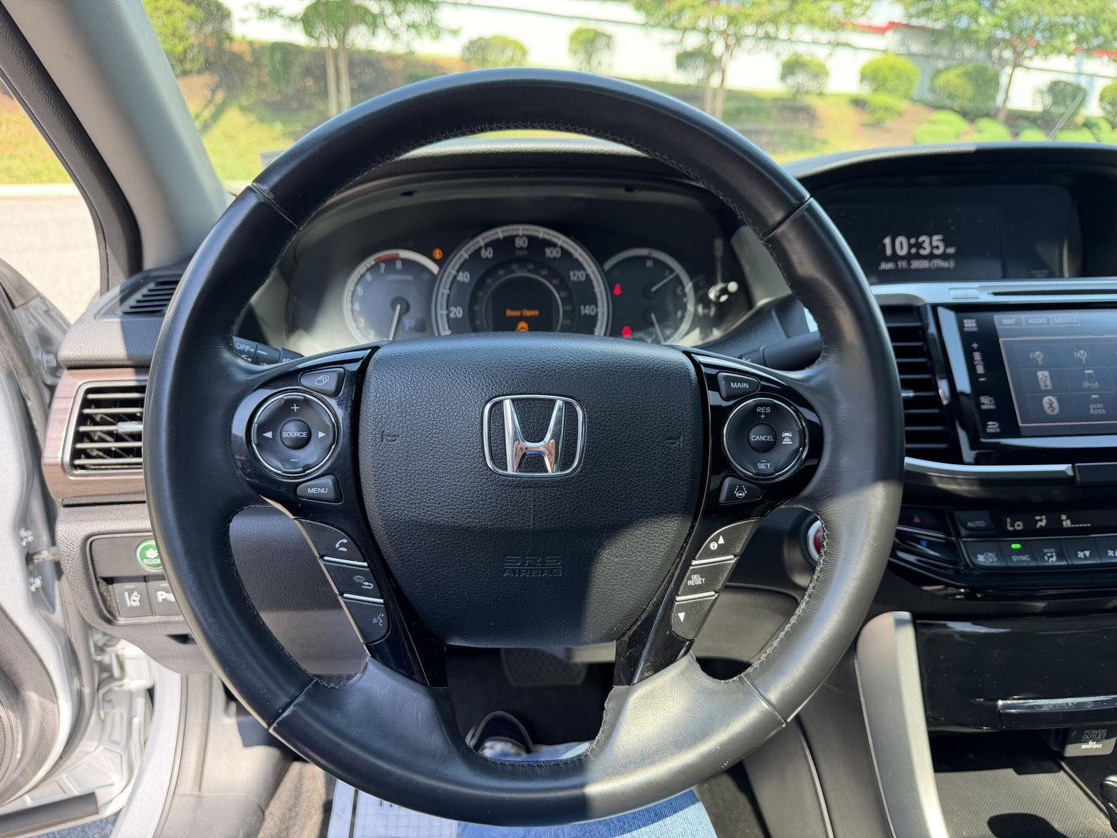 Used 2017 Honda Accord Touring image 18