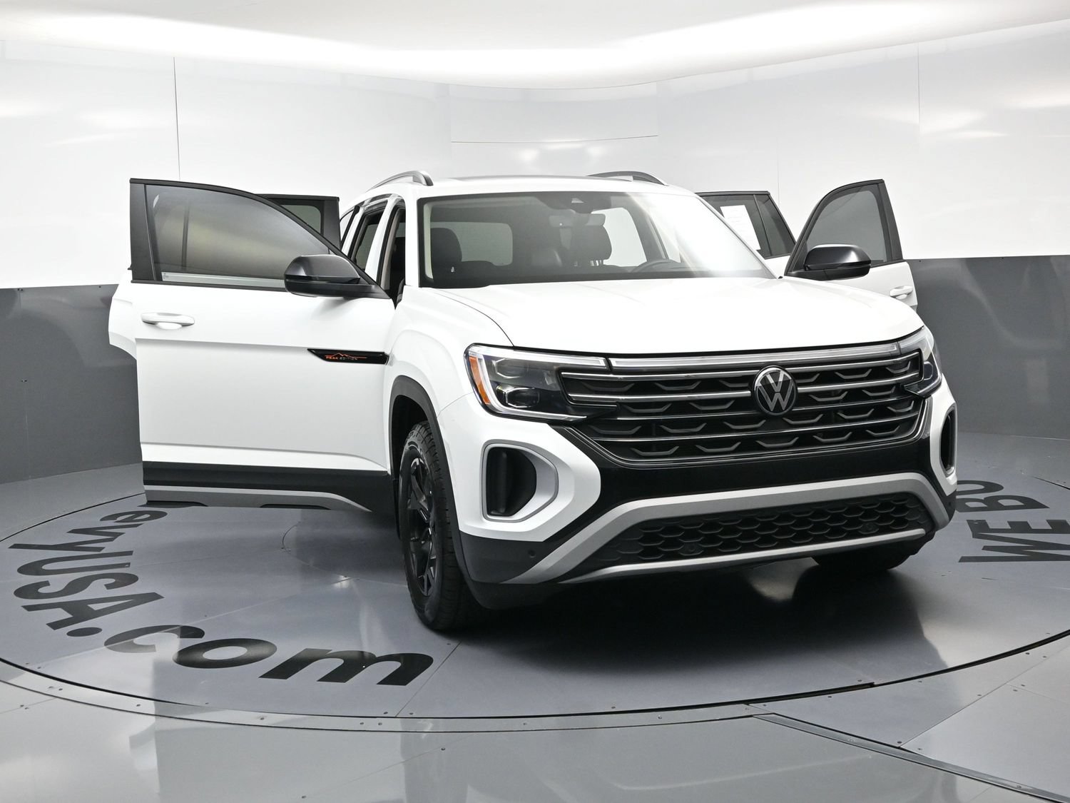 Used 2024 Volkswagen Atlas Peak Edition SEL AWD/4WD image 25