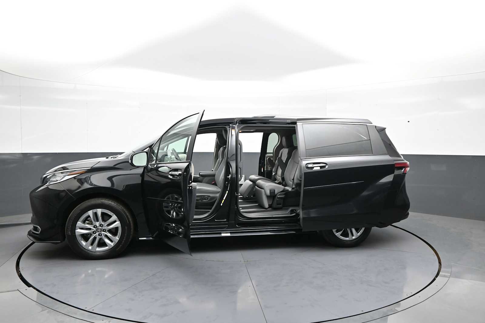Used 2024 Toyota Sienna Limited AWD/4WD image 45