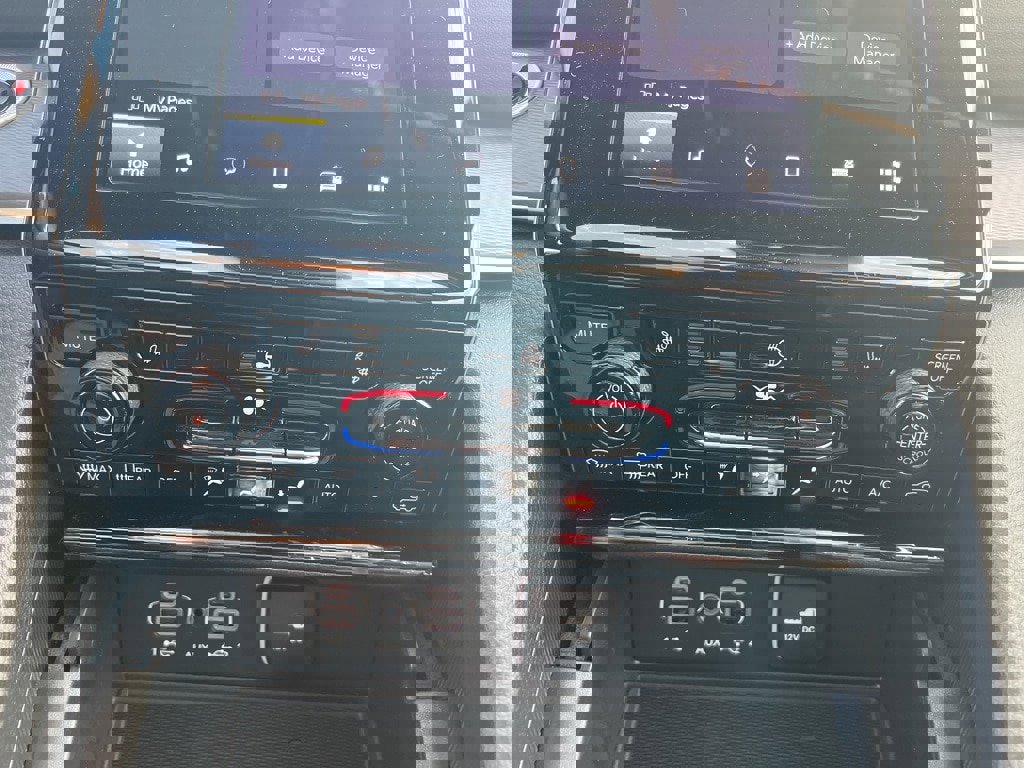 New 2025 Jeep Grand Cherokee Altitude image 30