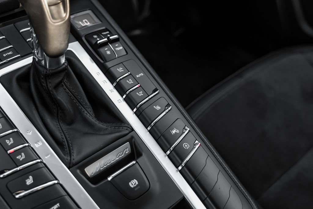 Used 2020 Porsche Macan AWD/4WD image 23