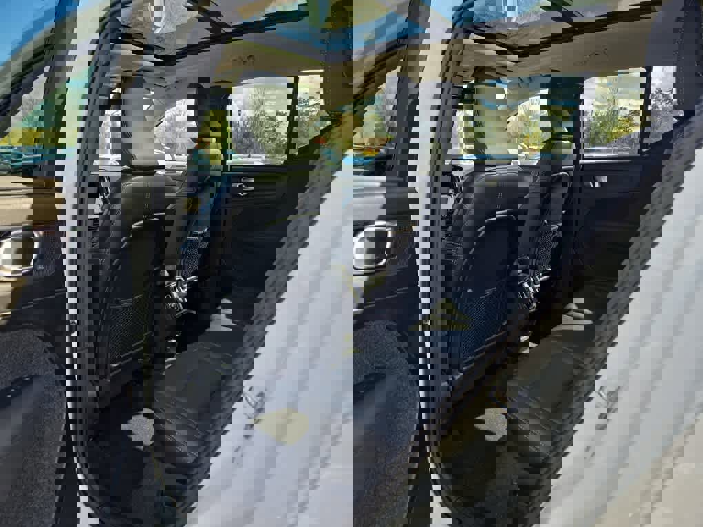 Used 2025 Volvo XC40 B5 Core image 24