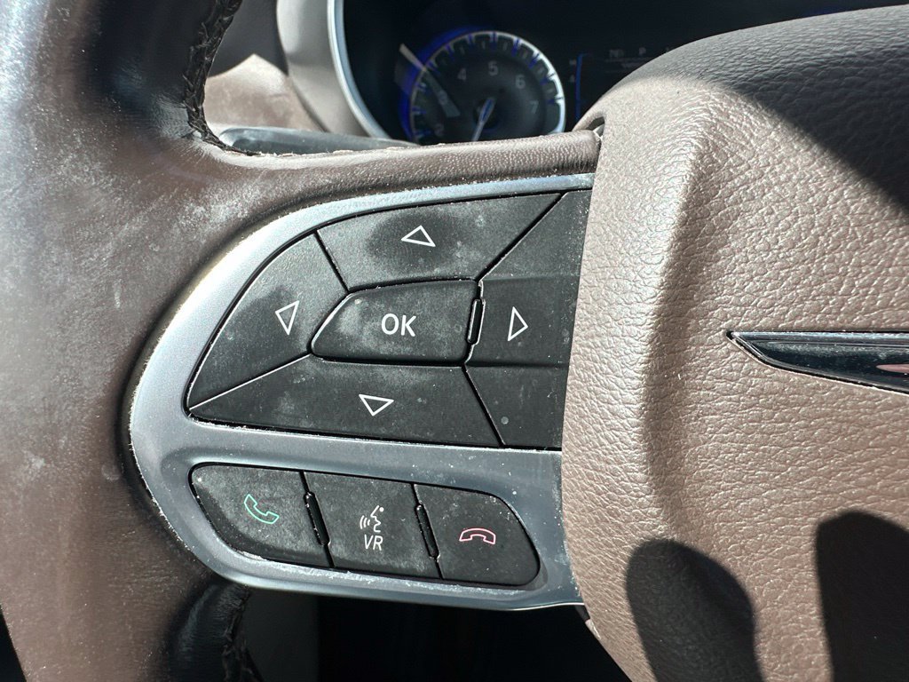 Used 2017 Chrysler Pacifica Touring-L FWD image 37