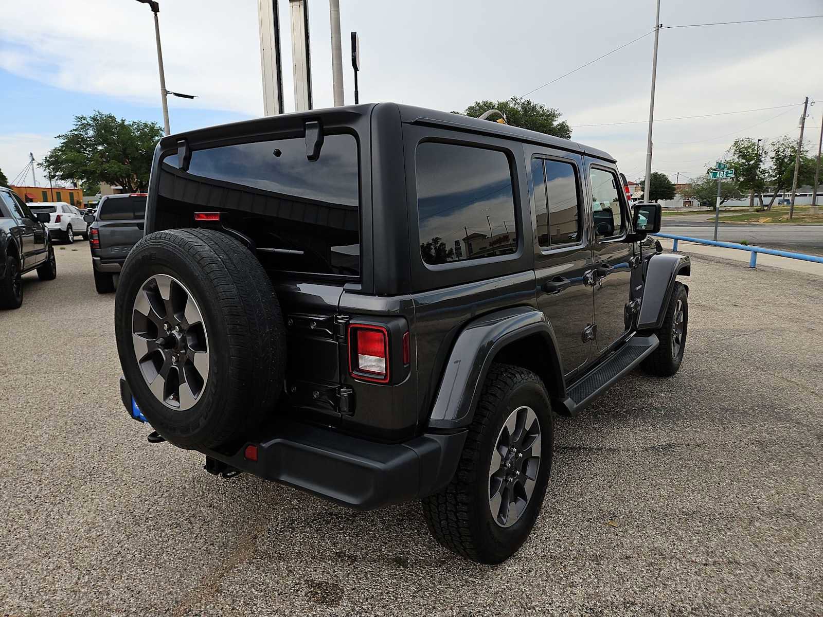 Used 2020 Jeep Wrangler Unlimited Sahara AWD/4WD image 8