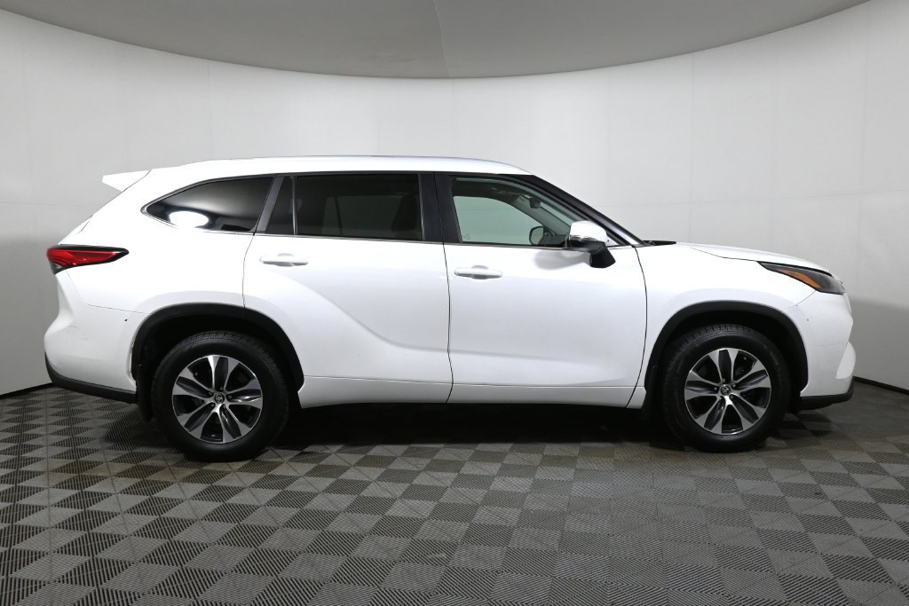 Used 2023 Toyota Highlander XLE AWD/4WD image 8