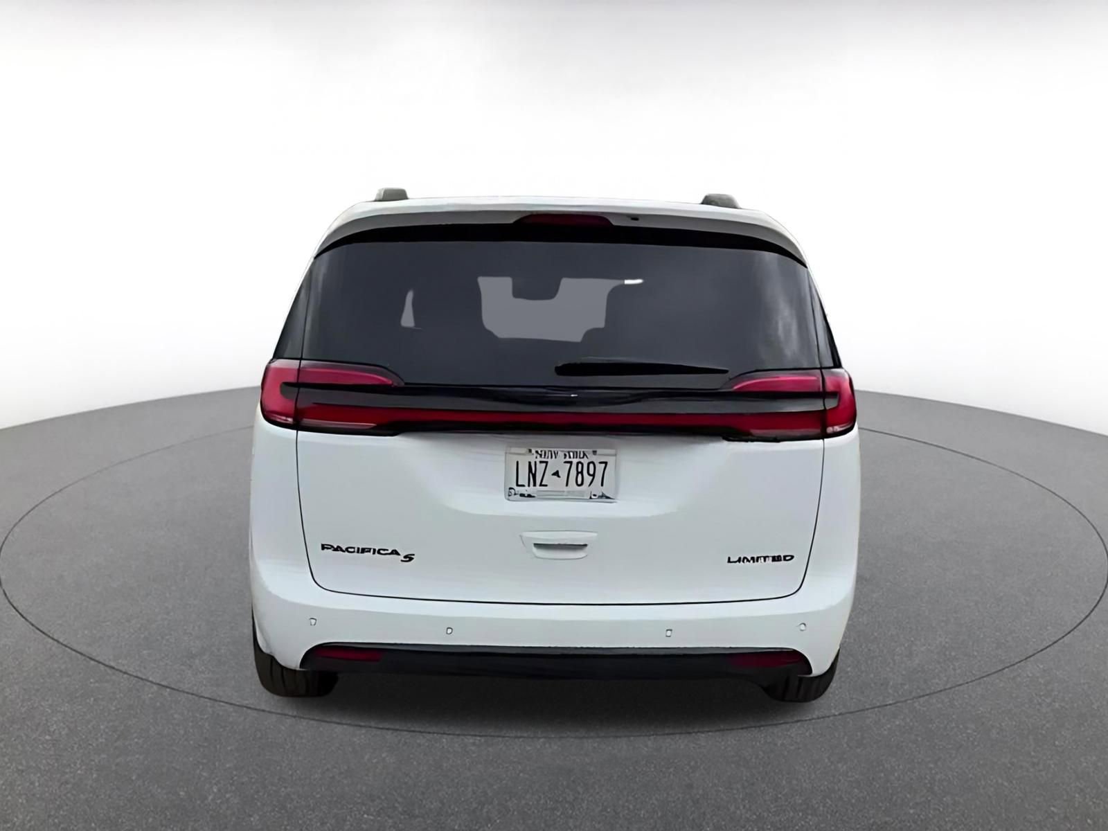 Used 2025 Chrysler Pacifica Limited image 12