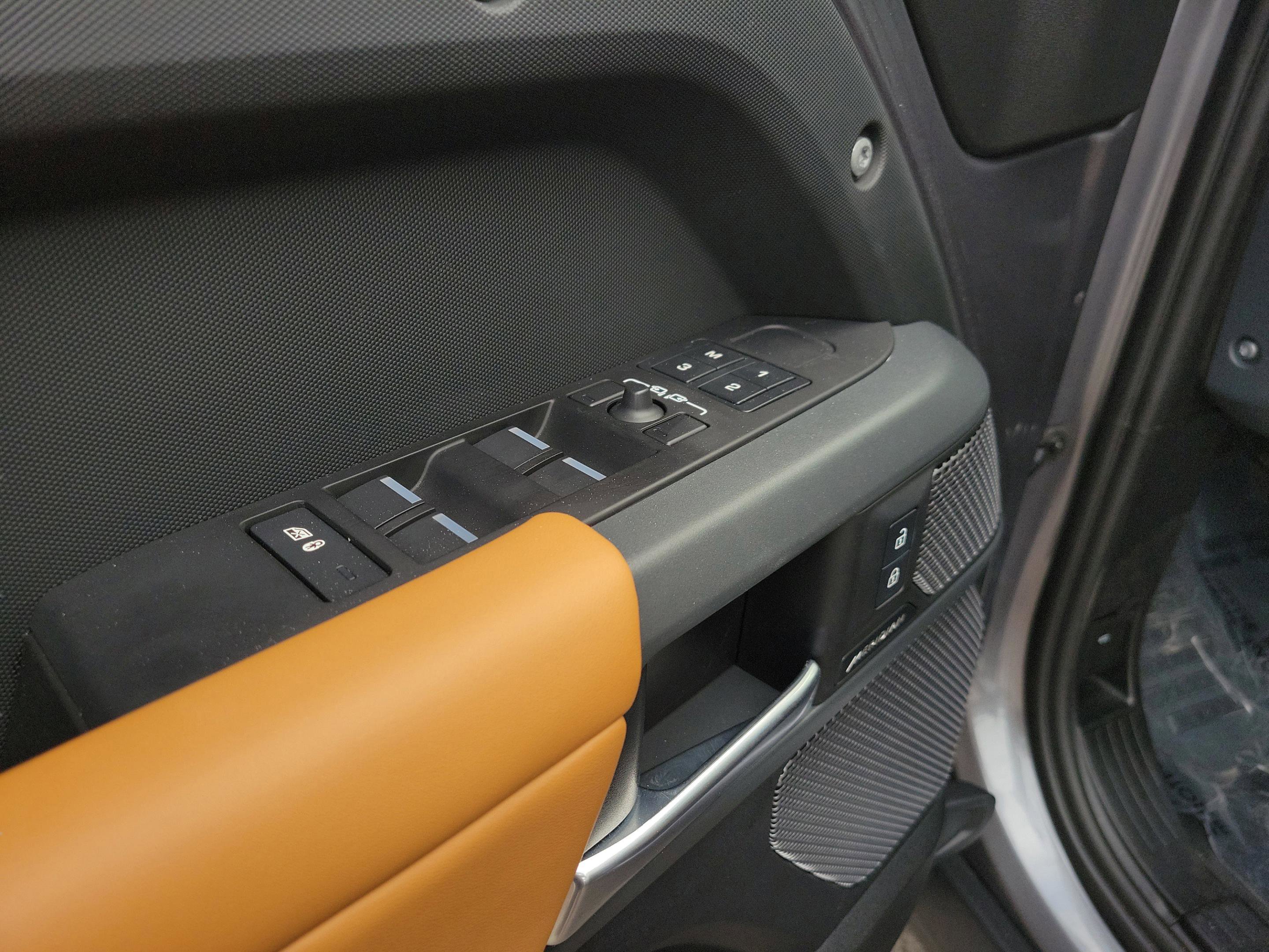 Used 2024 Land Rover Defender 110 X-Dynamic SE image 18