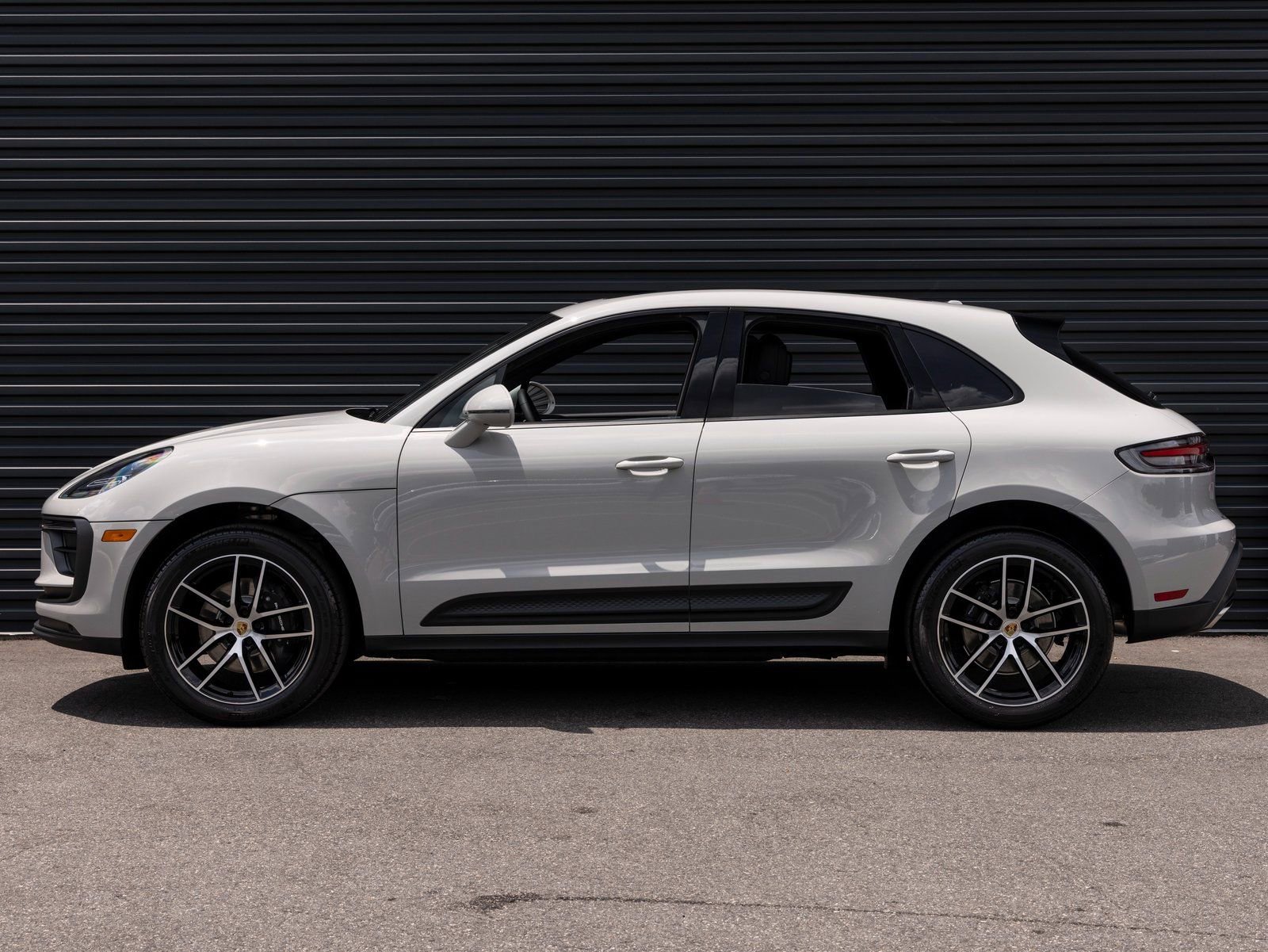 Certified 2025 Porsche Macan image 2