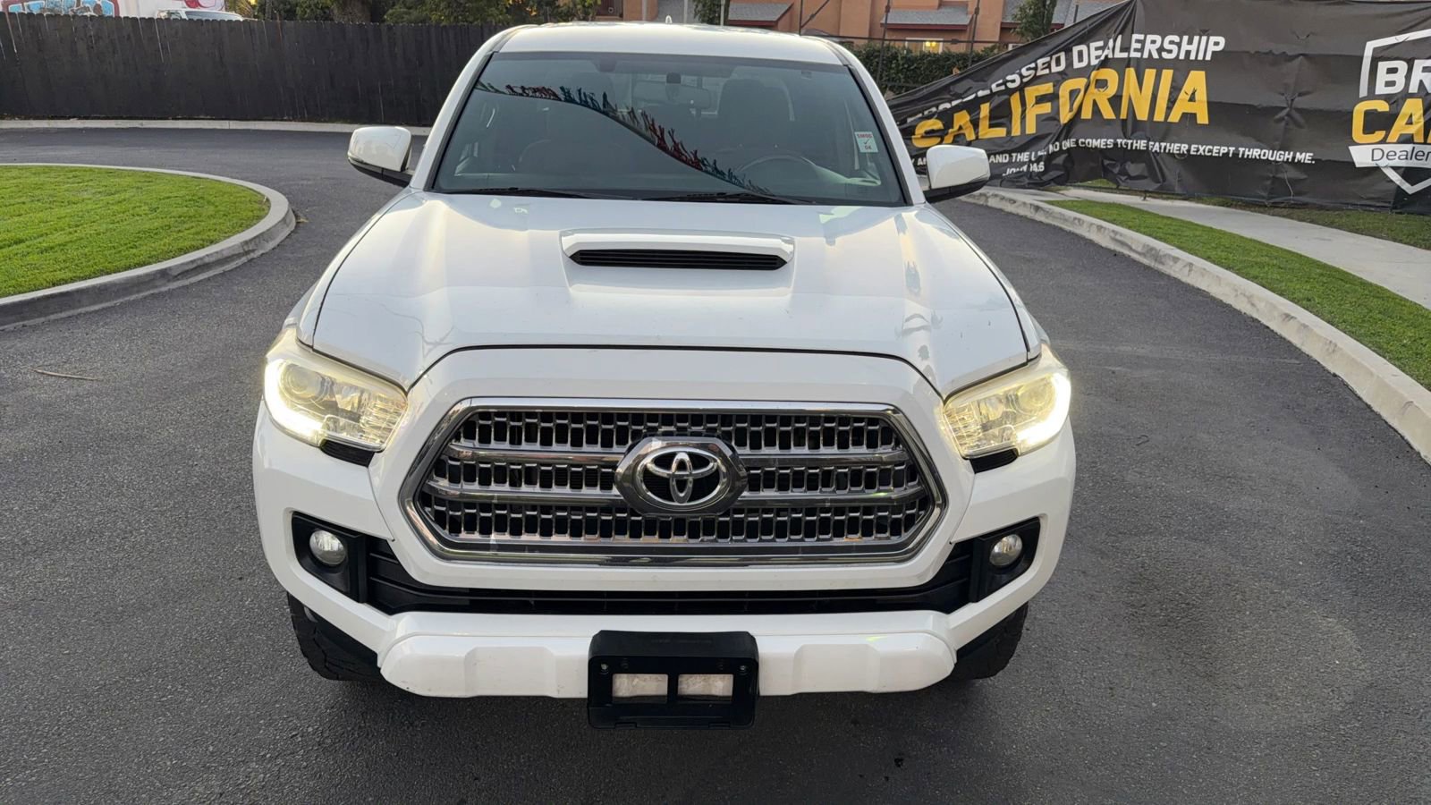 Used 2016 Toyota Tacoma TRD Sport image 14