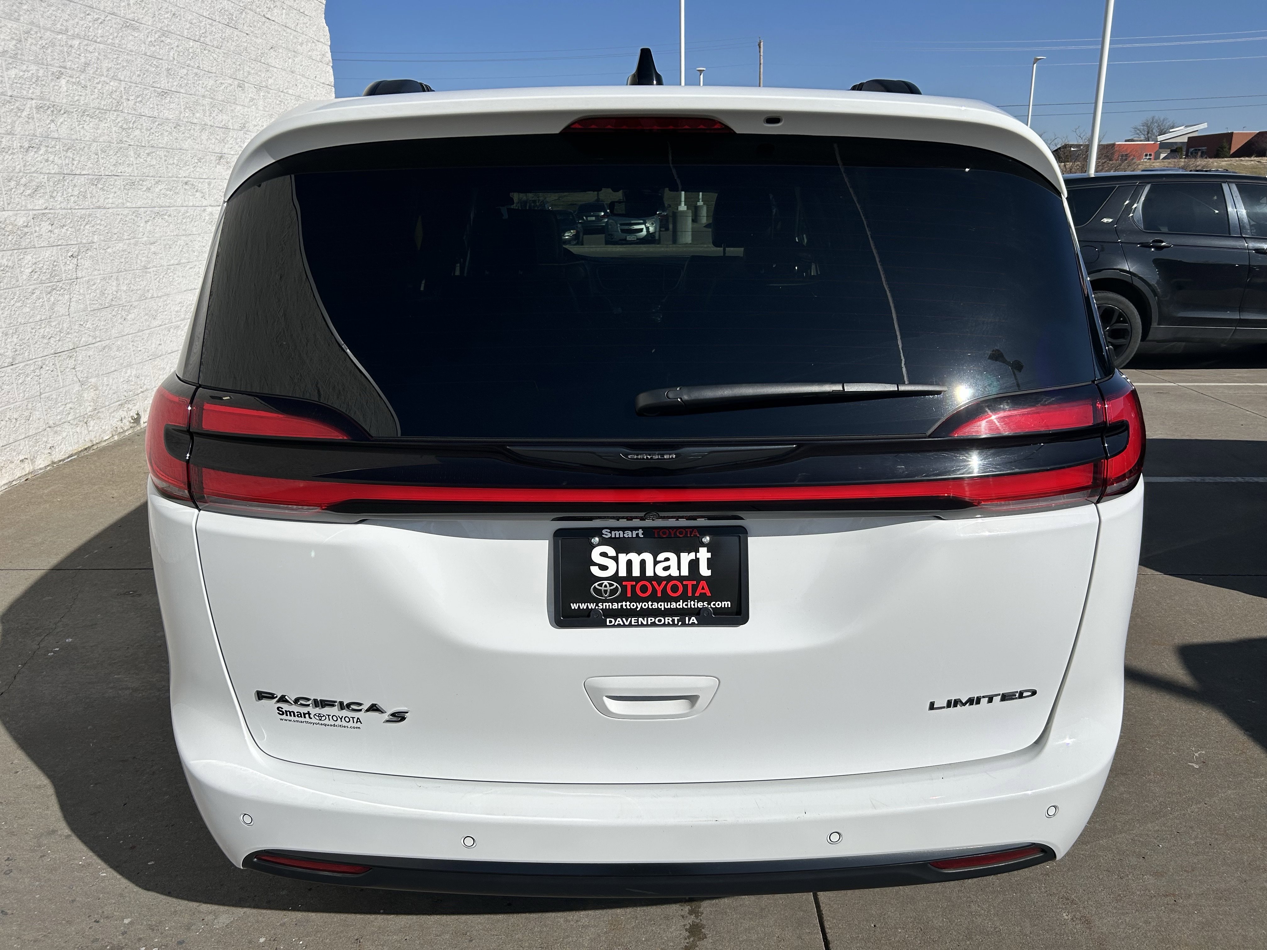 Used 2025 Chrysler Pacifica Limited image 5