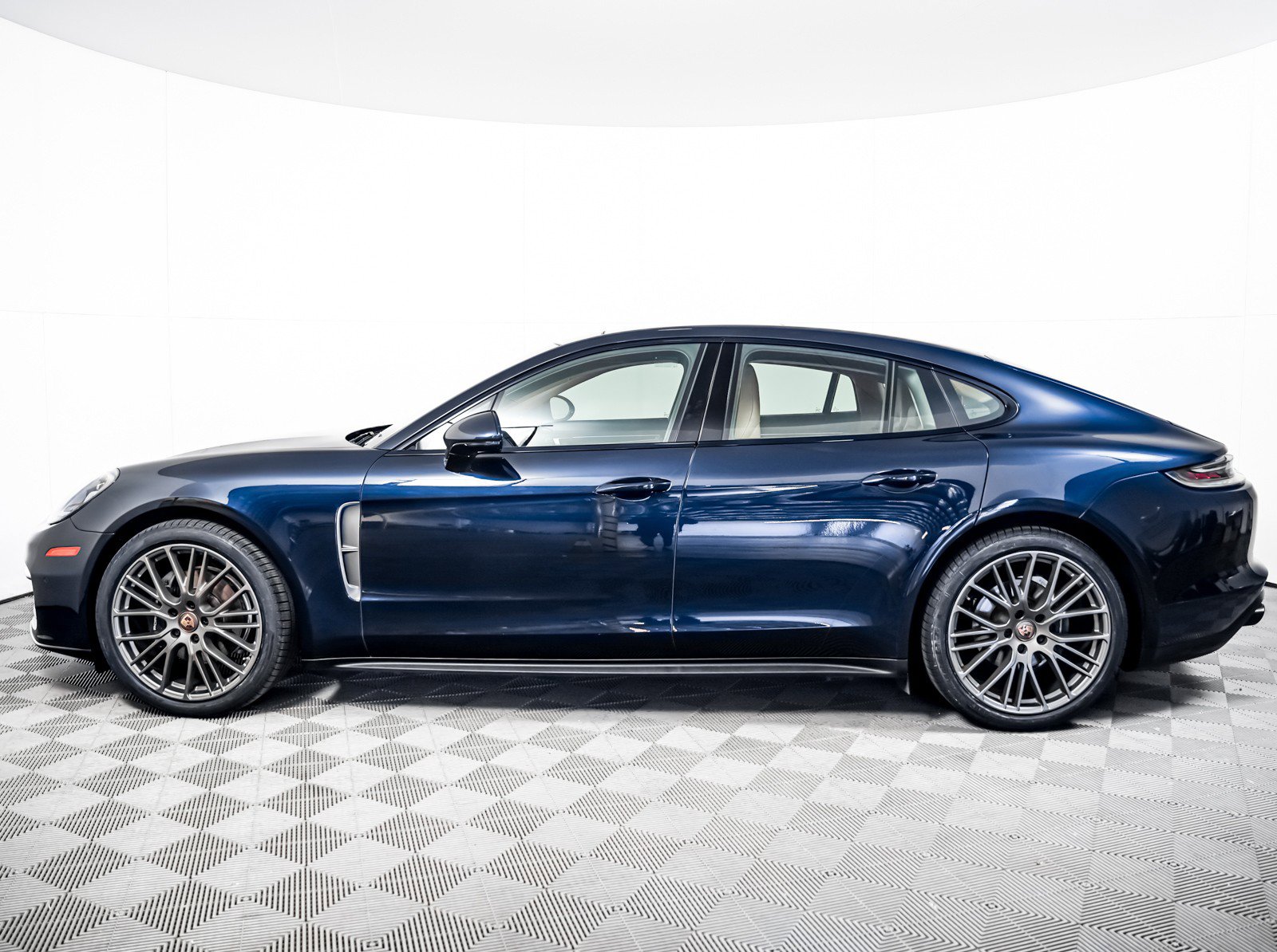 Certified 2023 Porsche Panamera Platinum Edition image 2