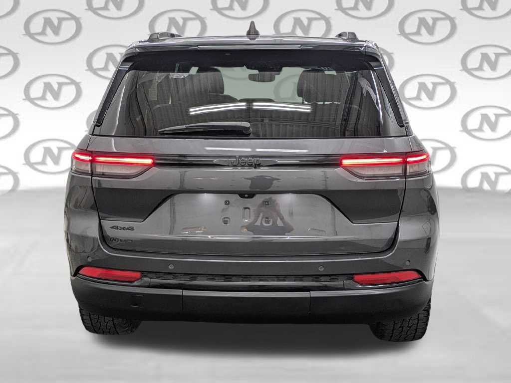 Used 2023 Jeep Grand Cherokee Altitude AWD/4WD image 20