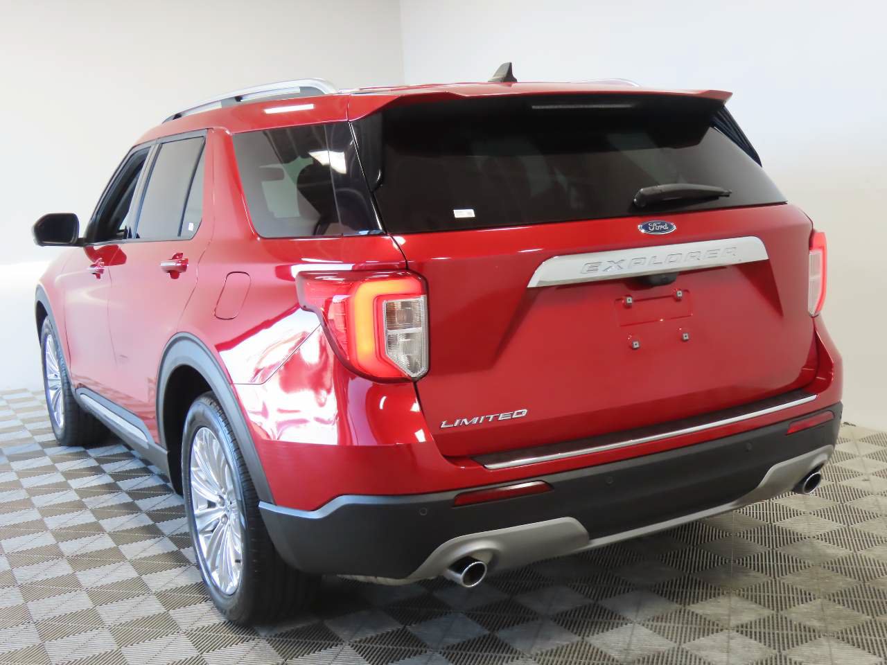 Used 2023 Ford Explorer Limited w/ Limited Technology Package RWD image 3