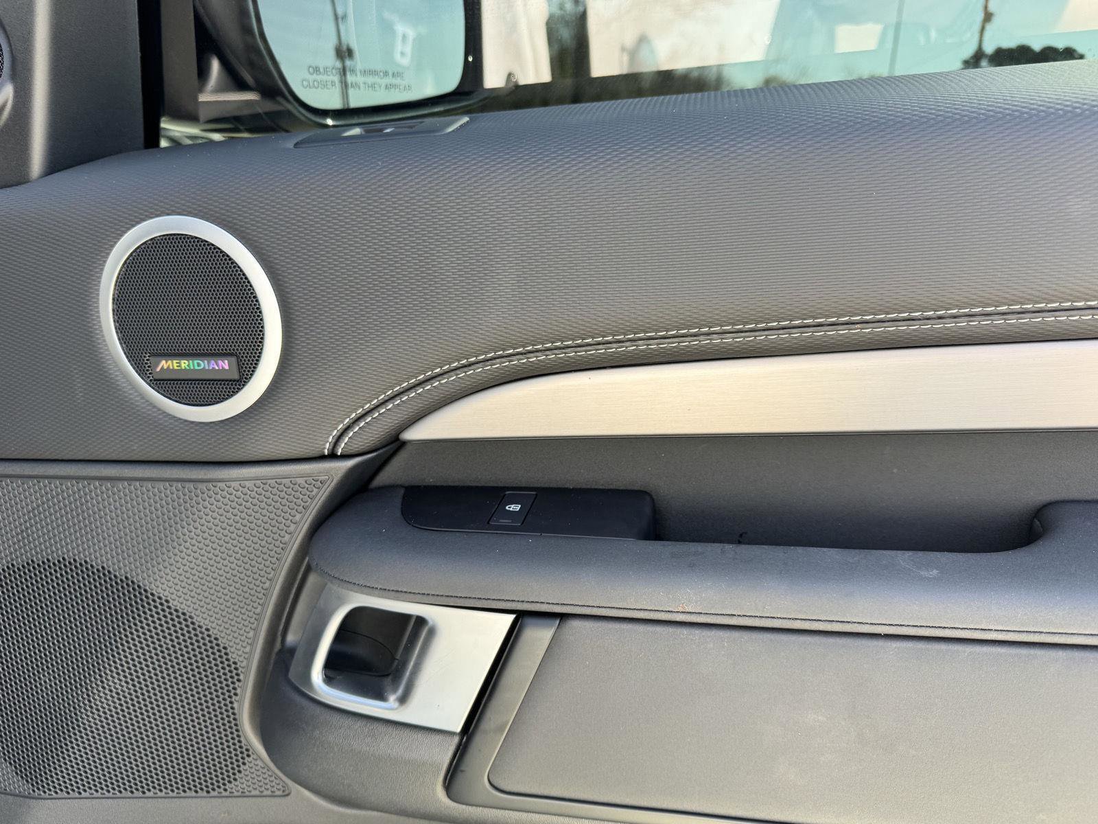 Used 2024 Land Rover Discovery Dynamic SE image 28