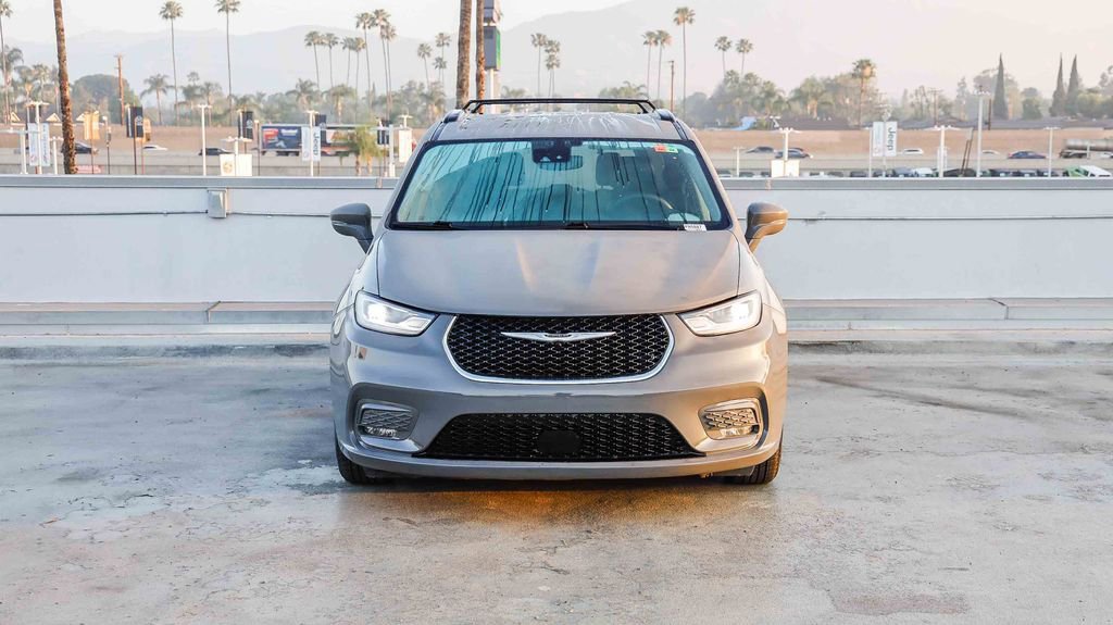 Used 2022 Chrysler Pacifica Touring-L FWD image 3