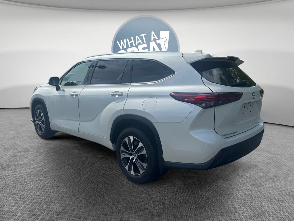 Used 2021 Toyota Highlander XLE AWD/4WD image 6