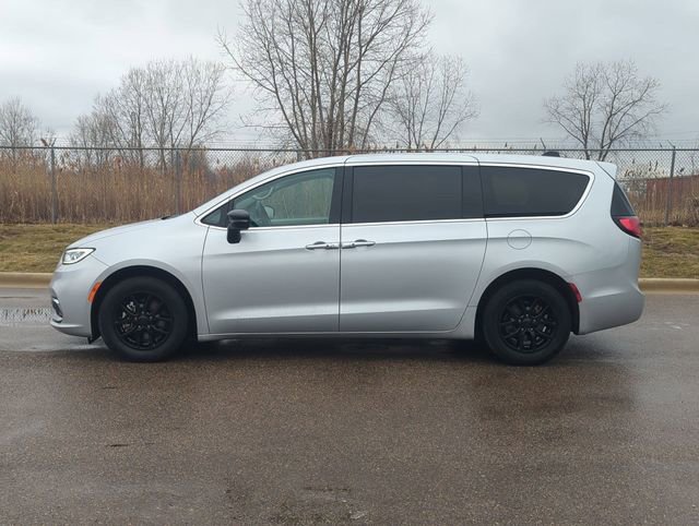 Used 2024 Chrysler Pacifica Touring-L FWD image 6