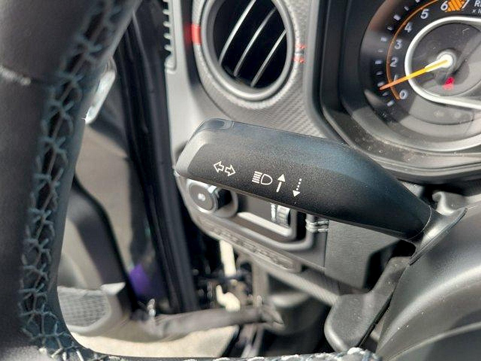 Used 2025 Jeep Wrangler Unlimited Rubicon w/ Convenience Group AWD/4WD image 28