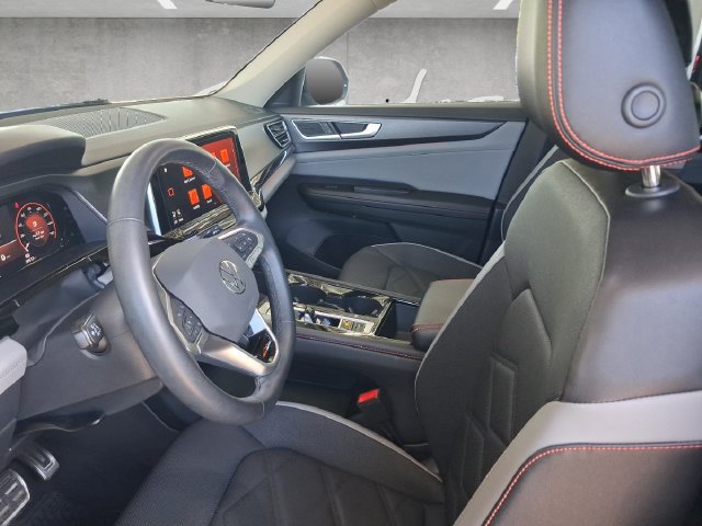 Used 2024 Volkswagen Atlas Peak Edition SE AWD/4WD image 24